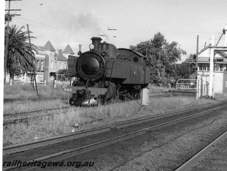 P17674
DM class 582, light engine, platform, signal box, signal gantry, Midland, ER line
