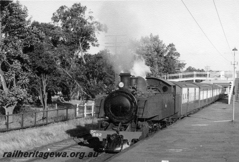 P17690
DM class 582, on 5:31 am Midland to Fremantle passenger service, platform, overhead footbridge, ER line
