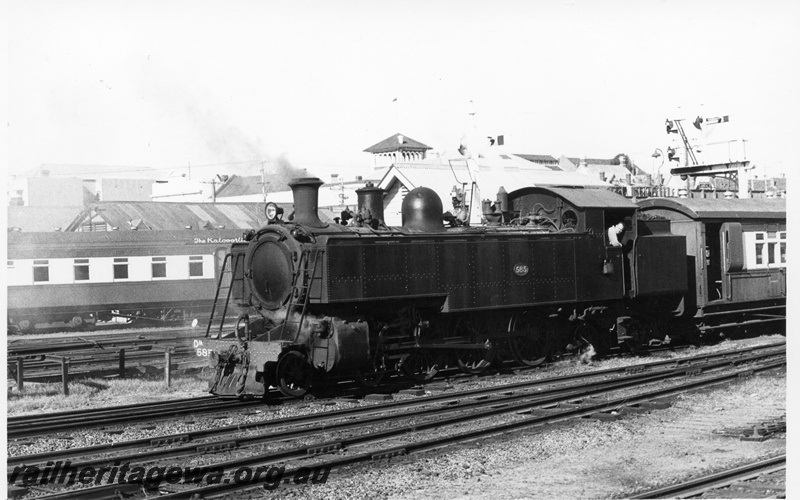 P17708
DM class 585, marshalling Armadale passenger carriage set, 