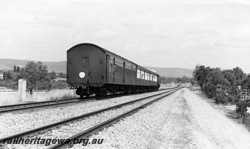 P17716
Perth-Tredale passenger train approaching Kenwick station, end of train disc, end and side view.
