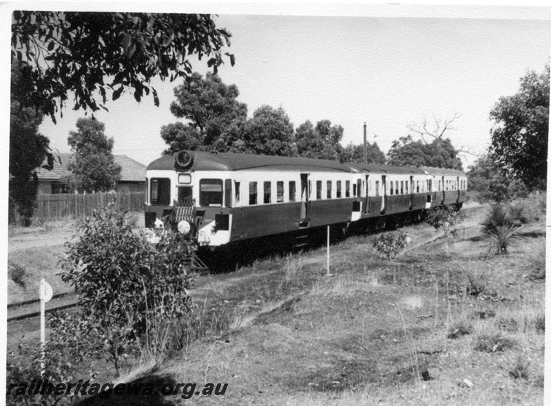 P17801
ADA/ADX/ADX class railcar set, suburban house, Koongamia, M line, front and side view
