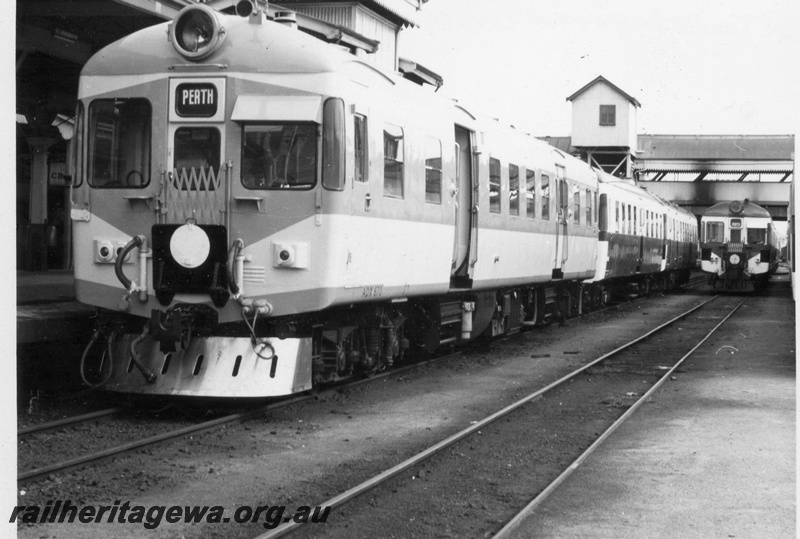 P17808
ADX class 670 suburban railcar at the head of a 3 car set at Perth Station. ER line. This railcar was painted in a blue and light grey paint scheme and was the only railcar so painted. Note the overhead footbridge in background with the lift tower above.
