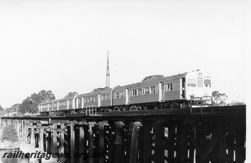 P17812
ADK class 682,681,688,687 railcars working a Midland to Perth service. ER line. The railcars are crossing the bridge over the Swan River at Guildford.
