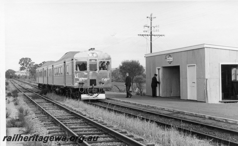 P17818
1 of 5 of ADK class 690 & 684 diesel railcars at Springhill on a ARHS tour service. Former ER line. The Guard is locking the staff door after performing safe working duties. Line in foreground is the main line to York. Note end view of railcar.
