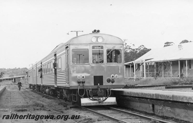 P17819
2 of 5 of ADK class 690 & ADK class 684 railcars at Clackline. Former ER line. Clackline was a junction for the Miling line. Note the station nameboard, railway house, portion of platforms.
