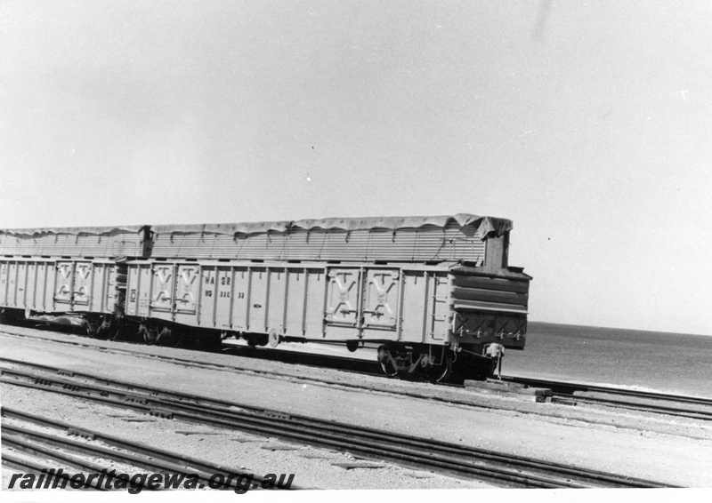 P17877
WG class 33033 standard gauge open wagon fitted with temporary roof and loading facility for hauling wheat, Leighton Yard
