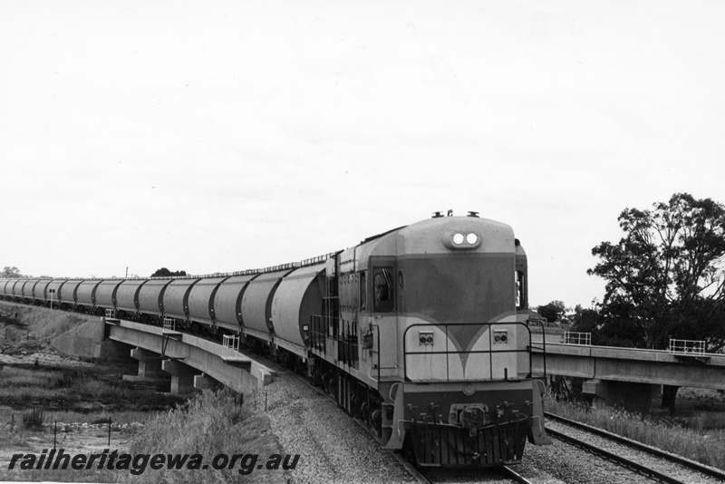 P17878
K class 204 standard gauge diesel locomotive arriving at Midland with 20 WW class wheat hoppers.
