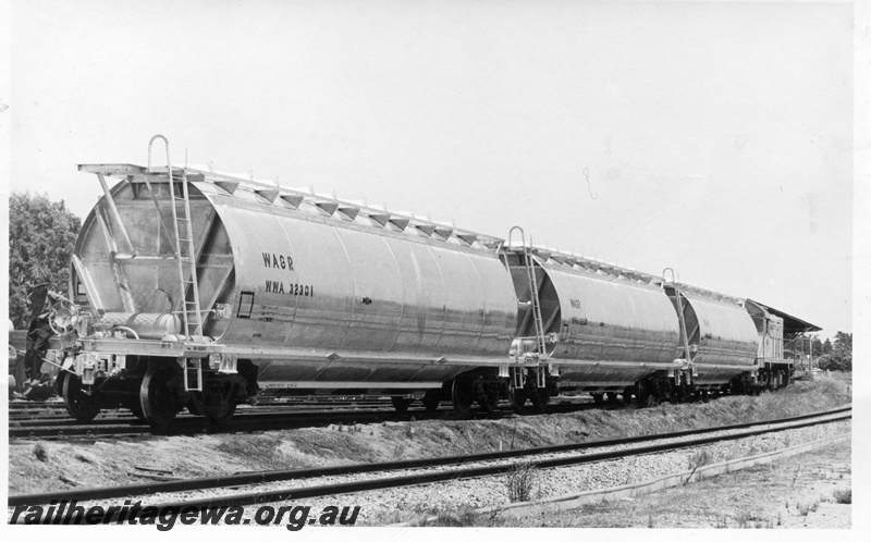 P17884
WWA class 32301 and two other wheat hoppers with the wheat sheaf motif on the sides, which were the first 3 aluminium wheat hoppers, end and side view
