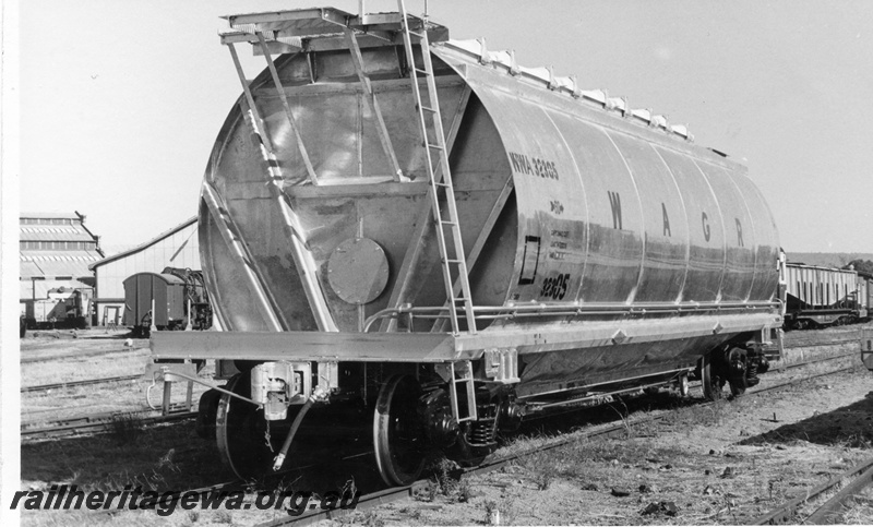 P17890
WWA class 32305, Midland Workshops, end and side view
