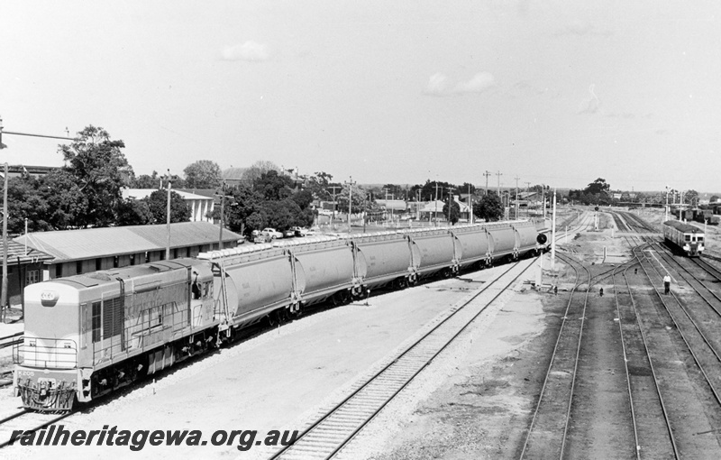 P17896
K class 205, heading grain train, arriving at Midland, light signal, semaphore signal, DMU railcar set, ER line
