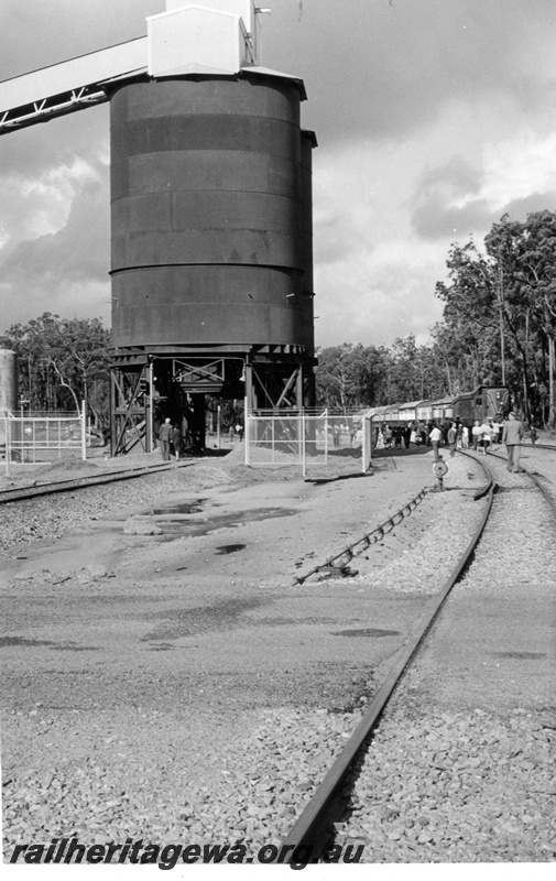 P17904
Bauxite loading bins, diesel hauled tour train, passengers, Jarrahdale
