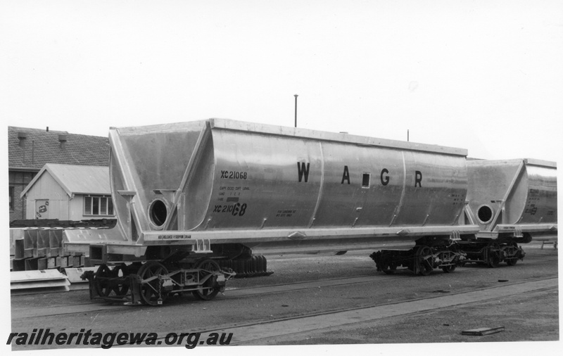 P17908
XC class bauxite wagon, Midland Workshops, end and side view
