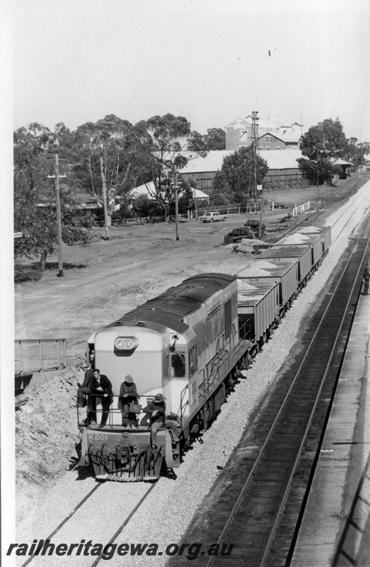 P17909
1 of 3 Ballast working at East Guildford, K class 201 on ballast train, workmen on front platform of loco, edge of station platform, East Guildford, ER line
