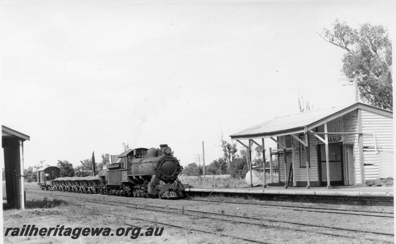 P17919
FS class 452, on ballast train, station building, platform, arriving Dardanup, PP line
