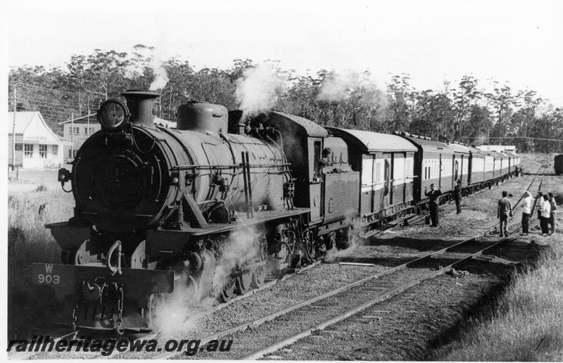 P17958
W class 903, on Reso tour, stopped near siding, Northcliffe, PP line
