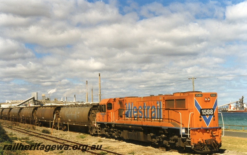 P17968
DB class 1558, on alumina train, Kwinana, side and front view
