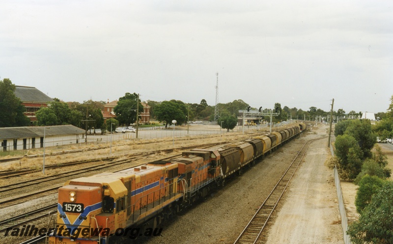 P17970
DA class 1573 and AA class 1516, double heading wheat wagon train to Miling branch, workshop buildings, signal gantry, Midland, ER line
