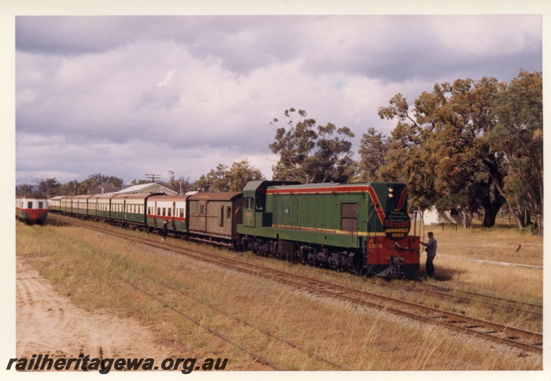 P17986
A class 1504, on ARHS tour train to Jarrahdale, AJ class suburban carriage in the Green and white with the red stripe livery in the consist, end view of an ADU class carriage in the loop, Mundijong, SWR line
