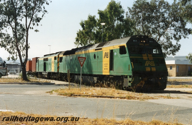 P18007
AN class 9, GM class 38, coupled together, road crossing, 