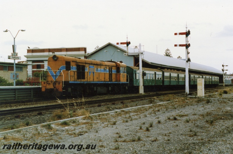 P18029
C class 1701, about to depart with Fremantle to Armadale passenger service, platforms 2 and 3, station building, signal, bracket signals, Fremantle station, ER line
