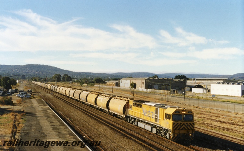 P18046
Q class 305 (reclassified Q class 4005) , heading loaded standard gauge wheat train, disused platform, Midland Workshops, Midland
