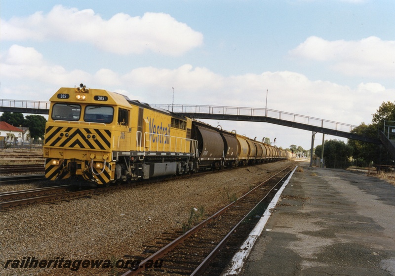 P18048
Q class 305, heading empty standard gauge wheat train, disused platform, pedestrian overpass, Midland
