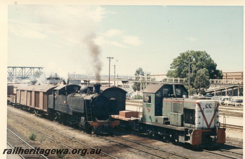 P18086
DM class 588, B class 1604, on various goods wagons, pedestrian overpass, Midland
