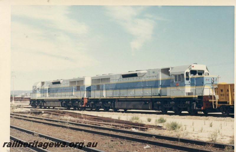 P18098
L class 254, L class 255, double heading down ore train, side and rear view
