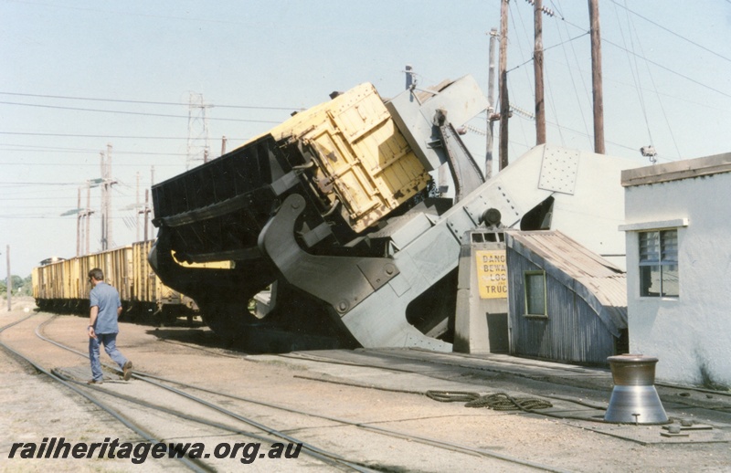 P18152
Coal wagon on tipper, rake of similar wagons, SEC locomotive, Bunbury Powerhouse
