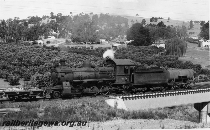 P18196
FS class 423, with tank and flat wagons, crossing steel and concrete bridge, buildings in background, Balingup, PP line
