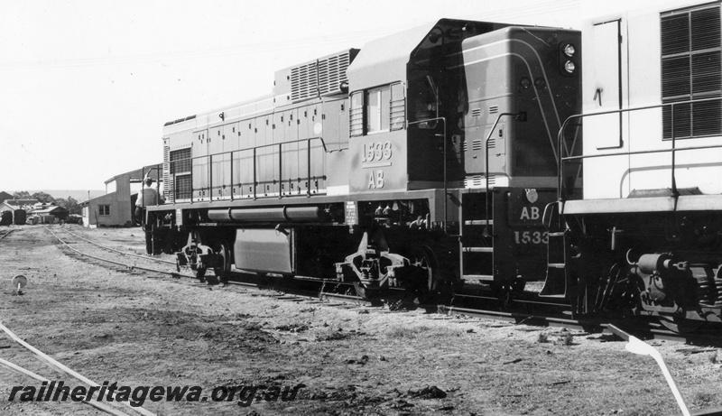 P18198
AB class 1533, shed in distance, side and end view
