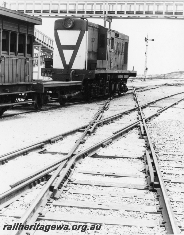 P18238
Y class 1114, overhead footbridge, narrow gauge and standard gauge track cross-over, Leighton, ER line
