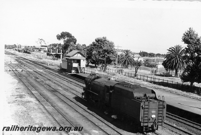 P18287
V class 1206, bracket signal, signal box A, Midland, ER line, side and rear view
