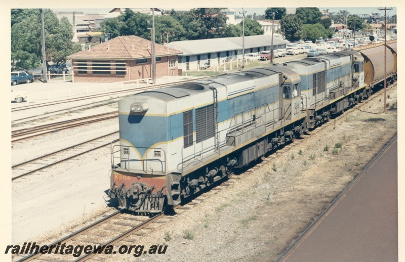 P18300
K class 204 and K class 208 double heading down wheat train No 1009, Midland, front and side view
