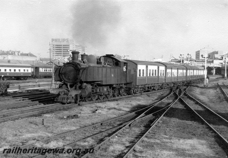 P18340
DD class 587, on 6:05pm Perth to Fremantle passenger service, signals, bracket signal, light signal, ER line
