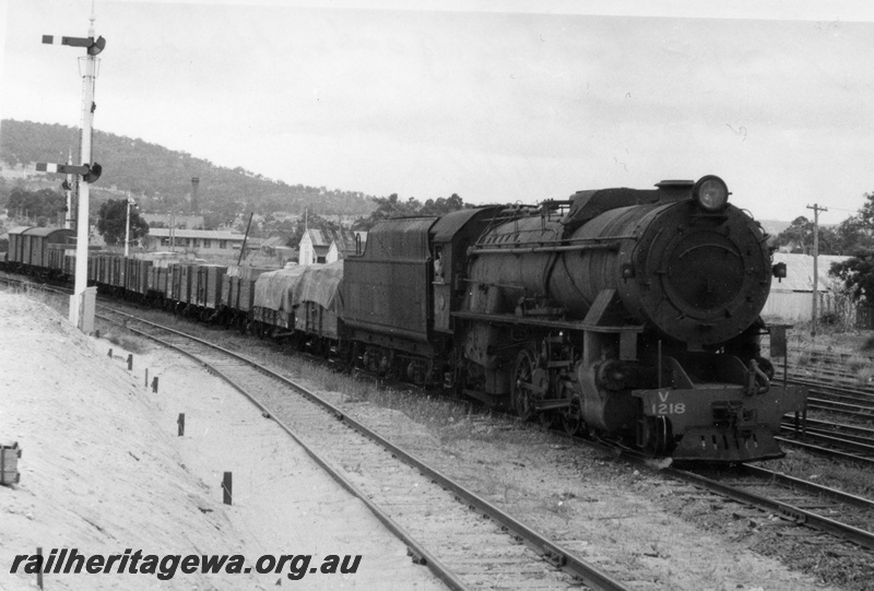 P18349
V class 1218, heading No 20 goods train, bracket signal, Bellevue, ER line
