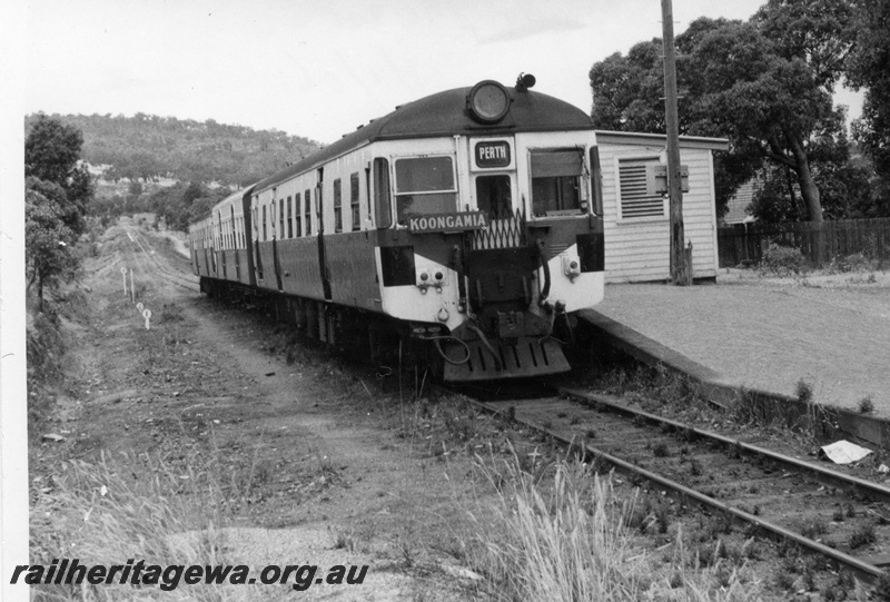 P18350
ADG class heading a railcar set, station shelter, Koongamia, M line, 