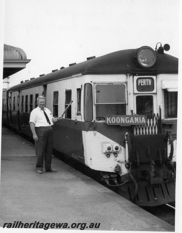 P18351
ADG class railcar, on Koongamia to Perth service, station master handing staff to driver, Bellevue, M line, last day of services, 
