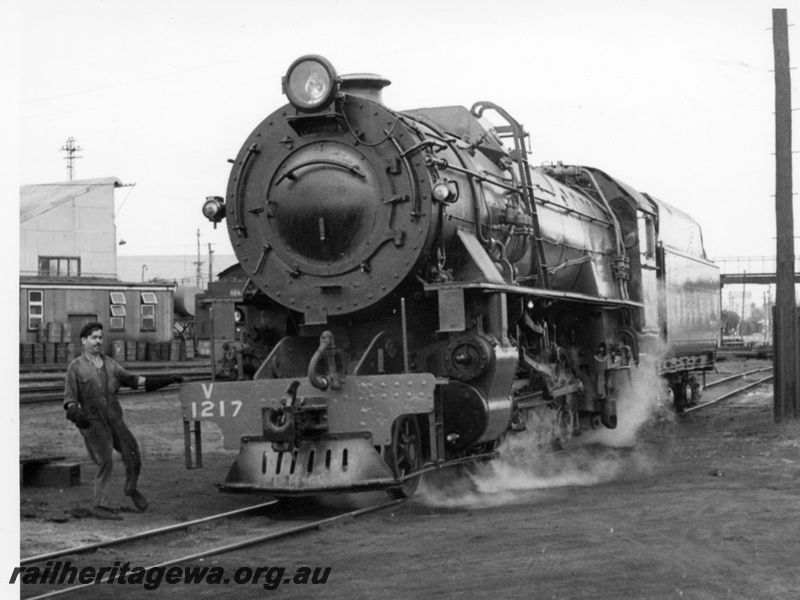 P18379
V class 1217, front and side view
