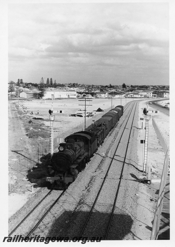 P18402
PMR class 721, on No 38 goods train via Mundijong, arriving Fremantle, pair of distant signals, FA line
