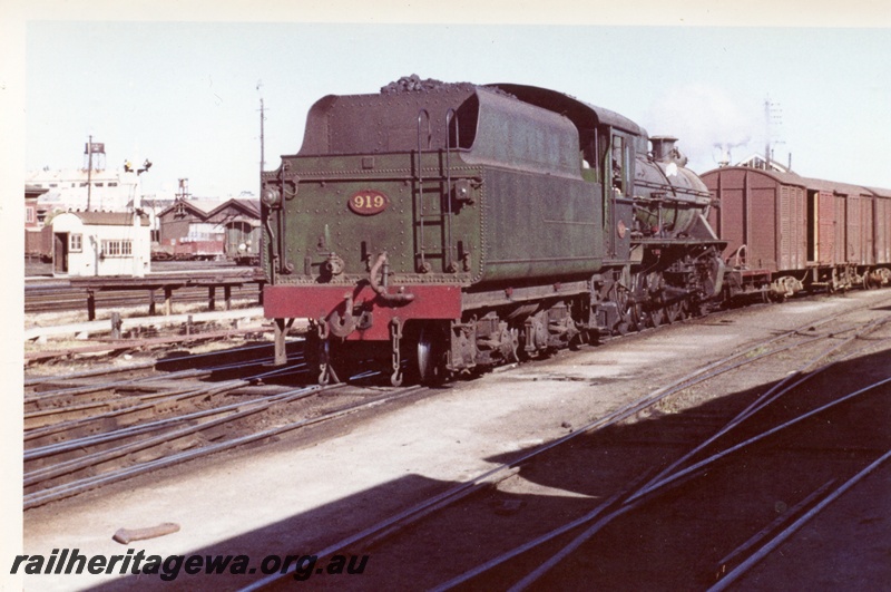 P18423
W class 919, on West Perth shunt, louvre vans, bracket signal, West Perth, EGR line, tender first view
