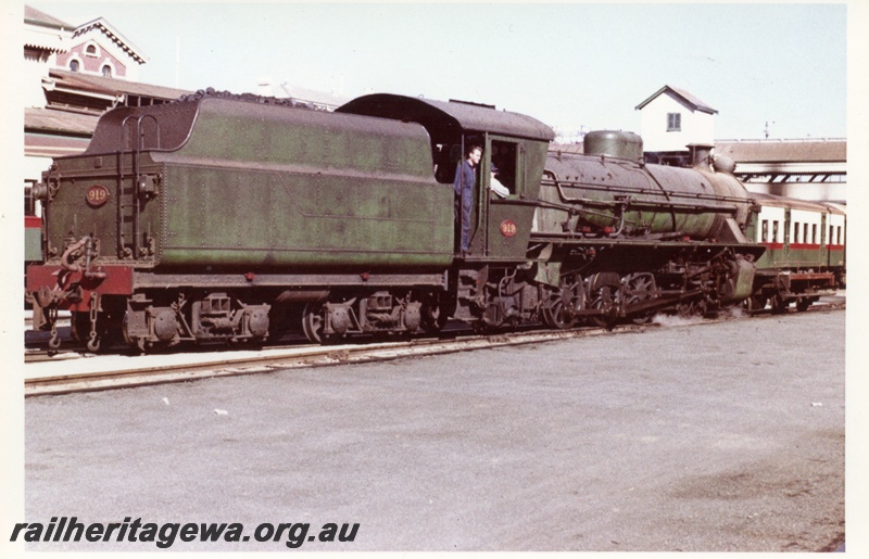 P18424
W class 919, Perth station, rear and side view
