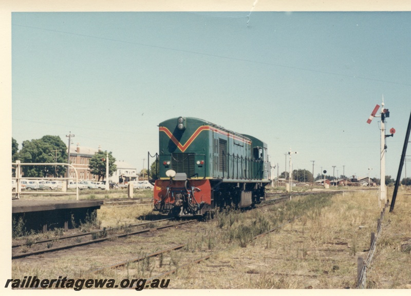 P18449
R class 1901, on trial run to Mundijong, platform edge, semaphore signals, light signal, Midland, ER line, end and side view
