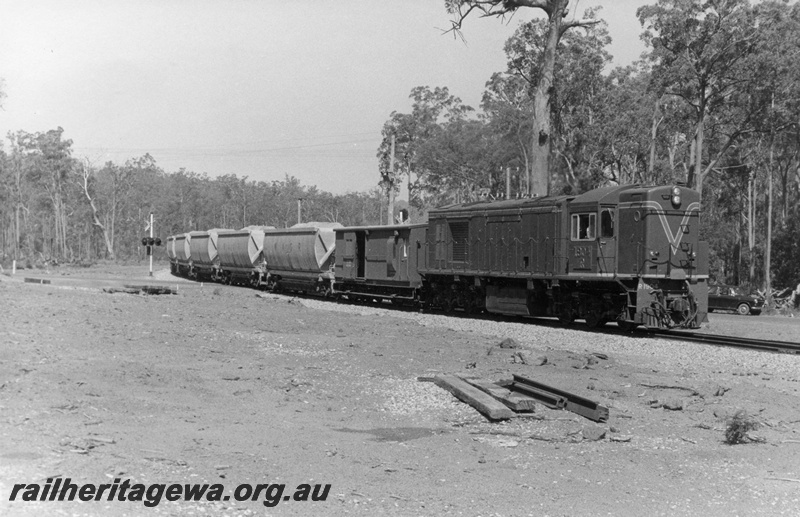 P18518
2 of 5 images of R class 1904 on bauxite service between Jarrahdale and Kwinana, fully loaded bauxite service en route to Kwinana, level crossing, side and front view
