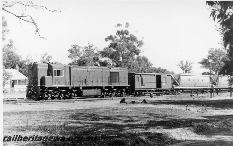 P18519
3 of 5 images of R class 1904 on bauxite service between Jarrahdale and Kwinana, passing house, front and side view
