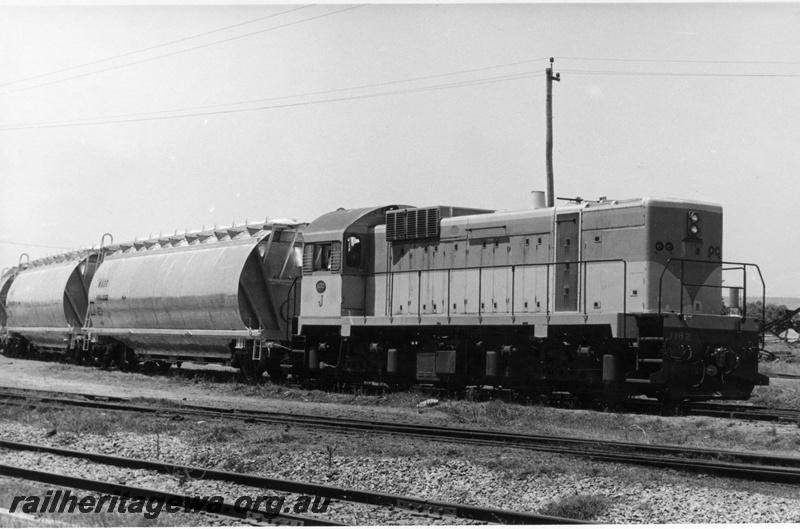 P18525
J class 102, shunting three WWA class wagons, side and end view
