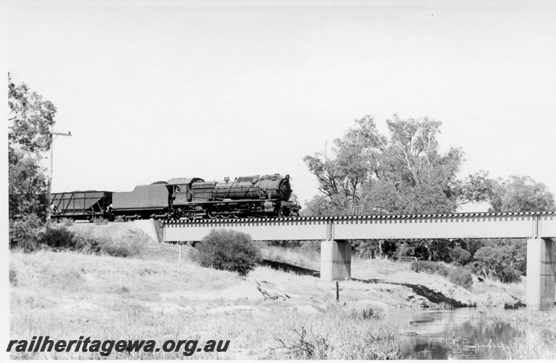 P18550
S class 545, on No 176 goods train, crossing steel girder Preston River Bridge, side and front view
