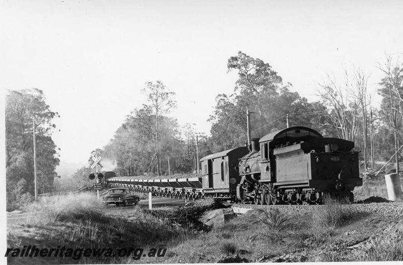 P18566
FS class 452, leading ballast train, FS class 423, banking, level crossing, culvert, PP line
