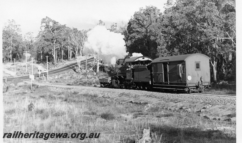 P18567
FS class 423, with wagon and van, level crossing, returning to Donnybrook, PP line
