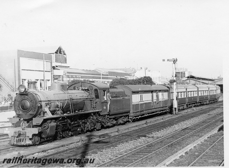 P18579
W class 958, on Wapet Special, semaphore signal, sheds in background, front and side view
